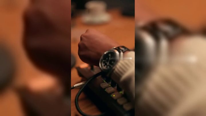 収録ブースのマイクとヘッドホン