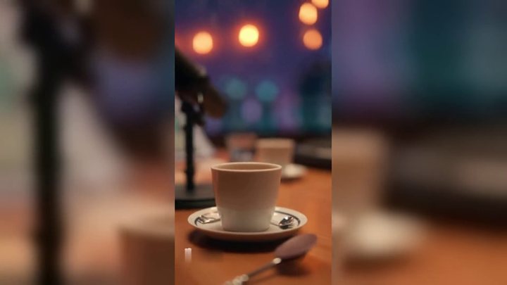 収録卓のコーヒーとマイク