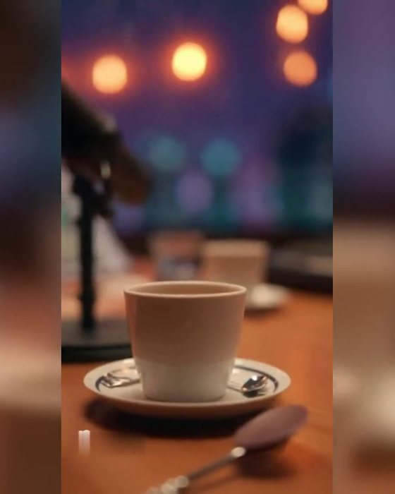 収録卓のコーヒーとマイク